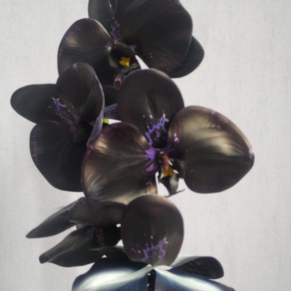 Штучна латексна орхідея VIP в бузуковому керамічному кашпо на одну гілку фіолетова Дніпро - фото 4