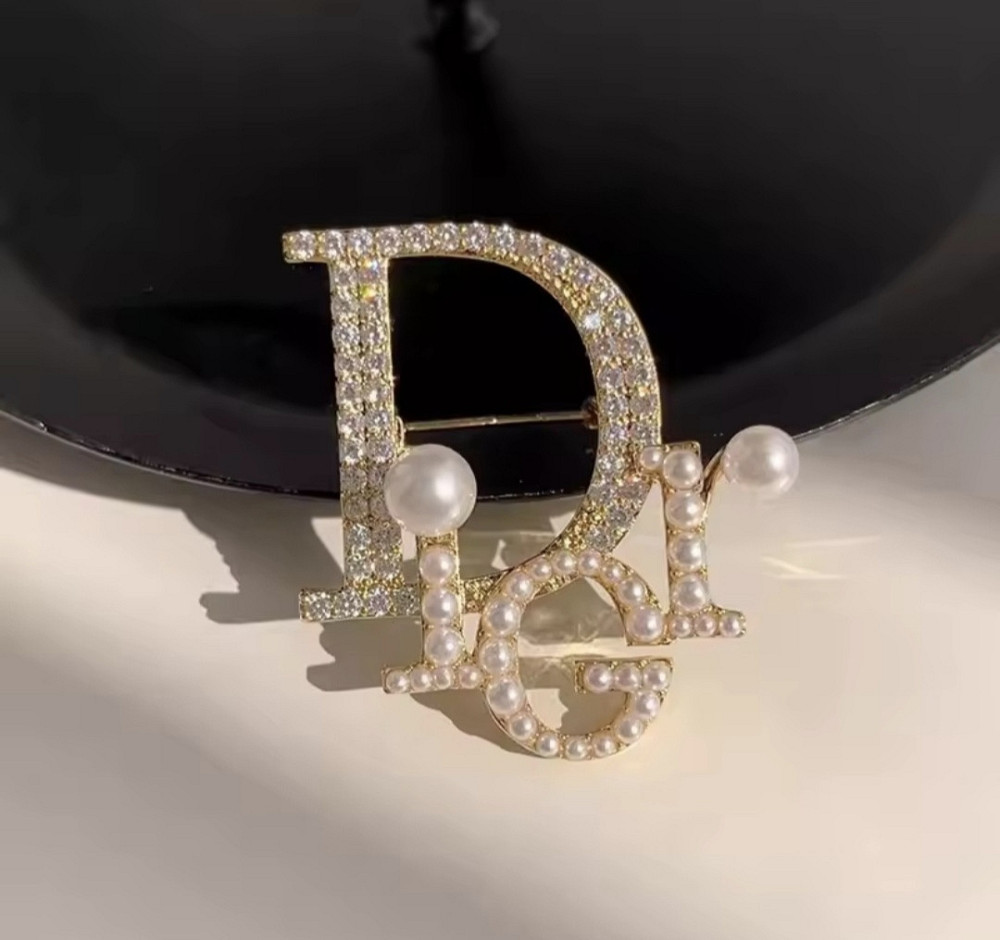 Брошка "D" Золотистий (0139) Сміла - фото 1