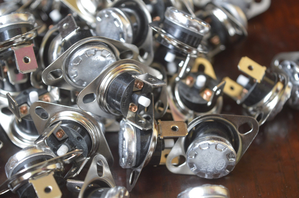 Термореле (термостат защитный) KSD303-85, 250V, 10A, (100°C) с кнопкой Полтава - изображение 1