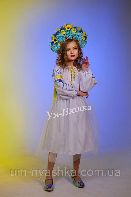 Детское вышитое платье с ласточками 