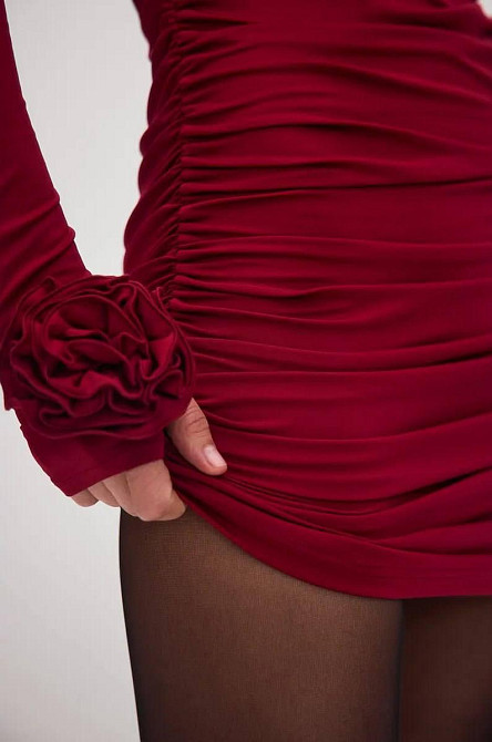 Женское облегающее праздничное мини платье с розами на рукавах микродайвинг Бордо, 44/46 Одесса - изображение 3