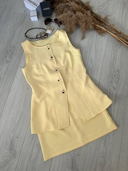 Женский базовый костюм двойка: удлиненный жилет и мини юбка из плотной костюмки Желтый, 50/52 Одесса - изображение 4