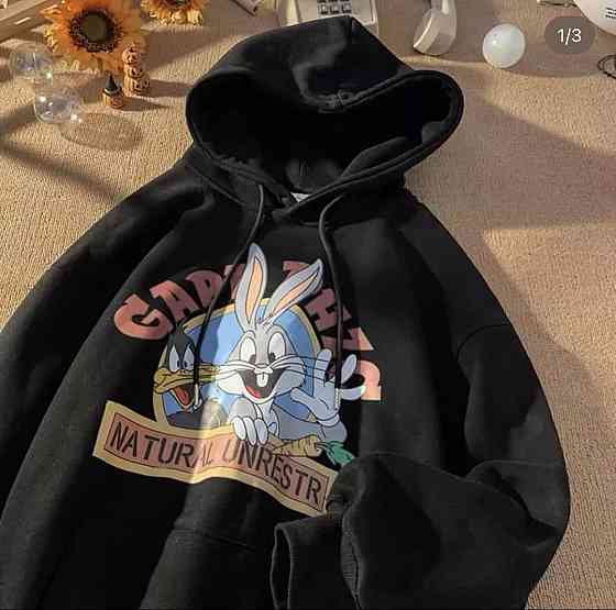Женская утепленная оверсайз худи кенгуру с мультяшным принтом «Loony Tunes» трехнить на флисе Черный Одесса