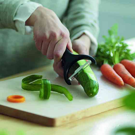 Нож для чистки овощей с подвижным лезвием Fiskars 