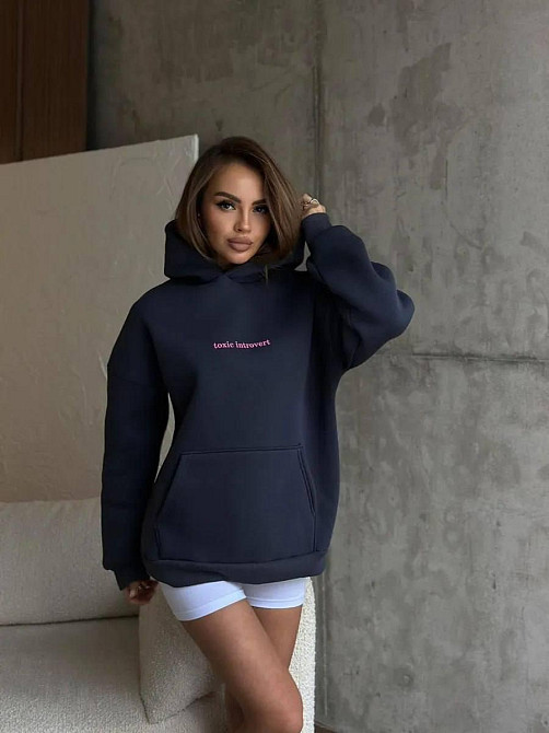 Женский теплый оверсайз с акцентной надписью спереди трехнить на флисе Графит Одесса - изображение 1