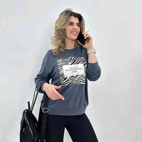 Женский свитшот с анималистичным принтом 