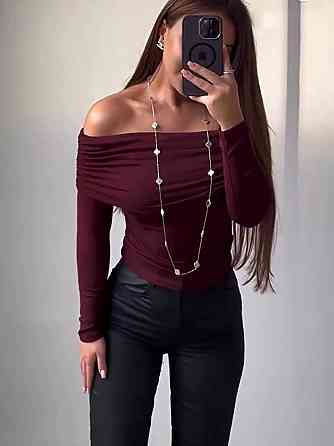 Жіночий лонгслів із відкритими плечима та витонченим драпіруванням трикотаж масло Бургунді Одеса