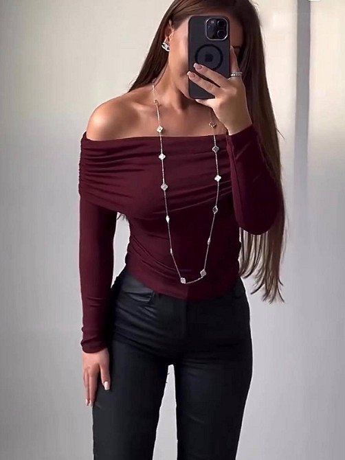 Женский лонгслив с открытыми плечами и изящной драпировкой трикотаж масло Бургунди Одесса - изображение 5