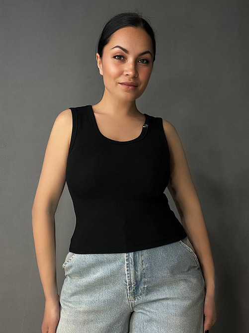 Майка женская A-N 25015 базовая трикотажная на широких бретелях с металлическим значком, черный, one size Киев - изображение 1