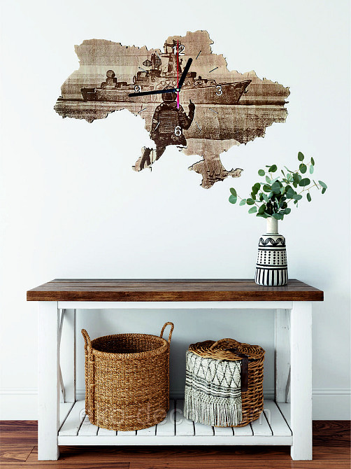 Деревянные настенные часы с подсветкой 