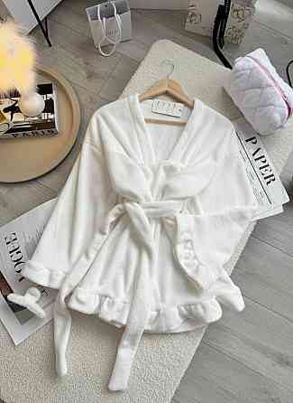 Жіночий теплий короткий халат на запах з рюшами Білий Одеса