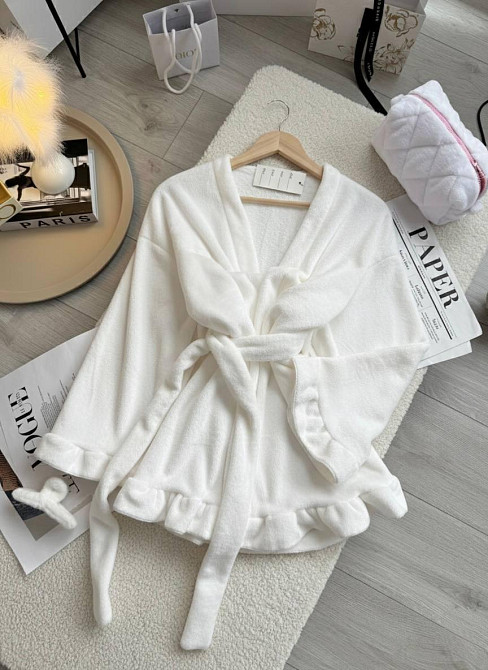 Жіночий теплий короткий халат на запах з рюшами Білий Одеса - фото 1