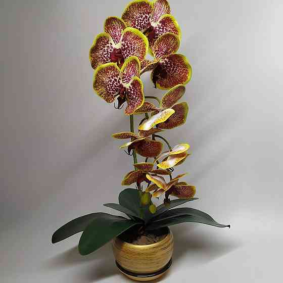 Штучна латексна орхідея VIP у жовтому керамічному кашпо на одну гілку жовто-червона. Дніпро