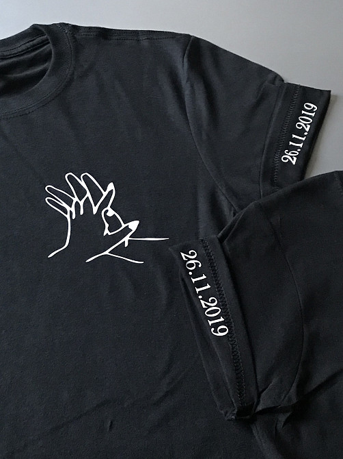 Парні футболки для хлопця та дівчини з принтом рук і датами на манжетах Чернівці - фото 1