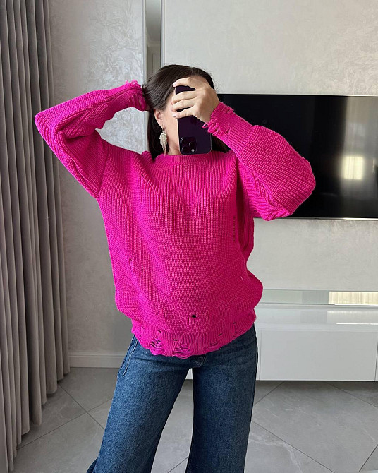 Жіночий затишний оверсайз светр з рваним ефектом машинна в'язка. Малиновий Одеса - фото 3