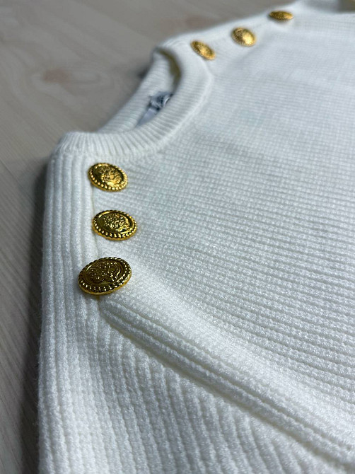 Светр жіночий MIX RAY 6733 укорочений з золотими ґудзиками на плечах, білий, one size Київ - фото 19