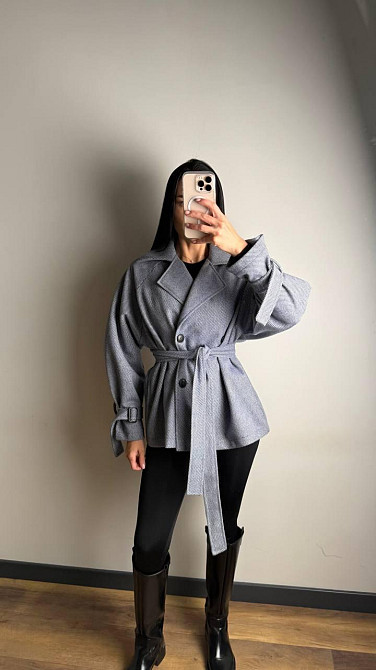 Женское трендовое пальто с двубортной застежкой на пуговицы и поясом Синий Одесса - изображение 6