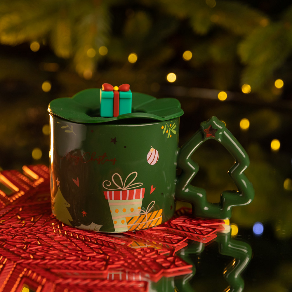 Yiwu Новорічна порцелянова чашка «Святкові подарунки» з кришкою 400 мл Yiwu FM-CS-18GR Коломия - фото 1