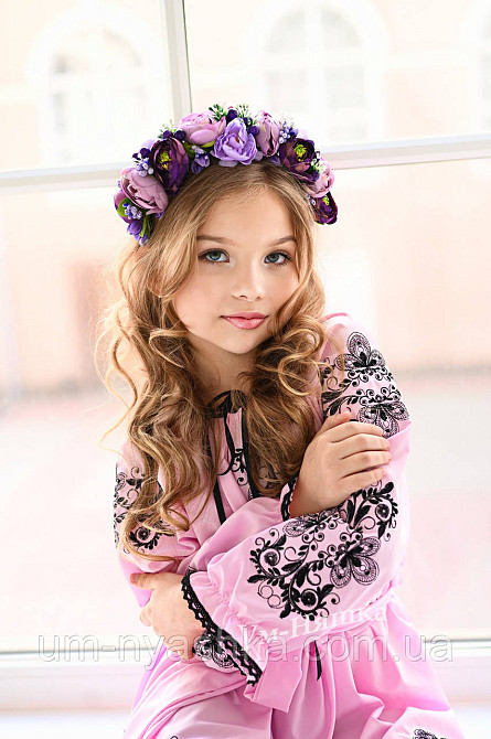 Детское вышитое розовое платье  