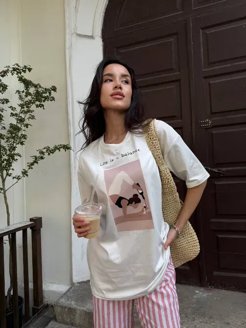 Базова оверсайз футболка з трендовими принтами Одеса - фото 2