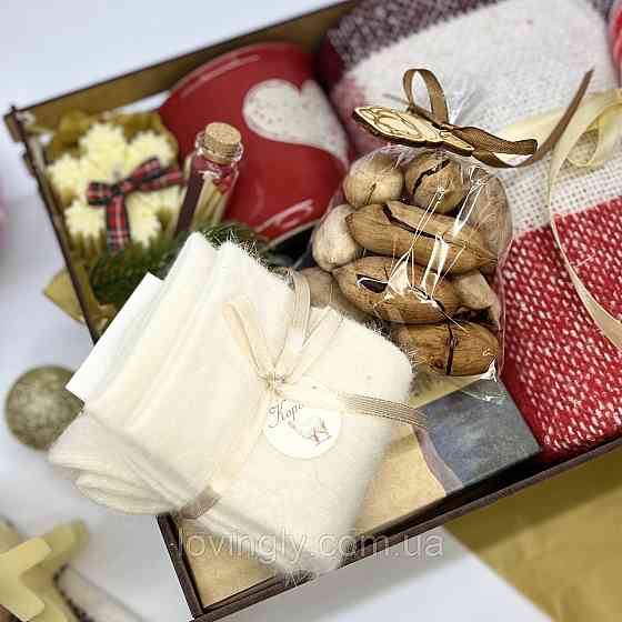 Зимний подарочный набор в эко-ящике: плед, чашка, чай, свеча, кашемировые носки Ирпень
