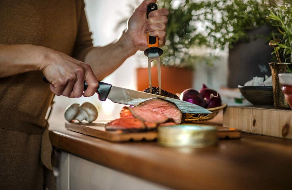 Нож для мяса 21 см Fiskars 