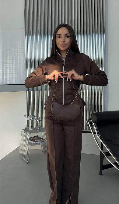 Женский стильный костюм двойка: жакет и штаны с разрезами замш на дайвинге Шоколадный, 46/48 Одесса - изображение 5