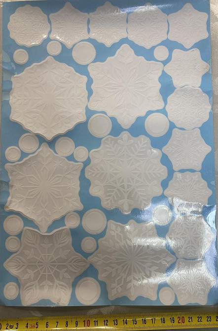 Наклейки снежинки белые новогодние белый размер стикера 24 на 34 см силикон Киев - изображение 3