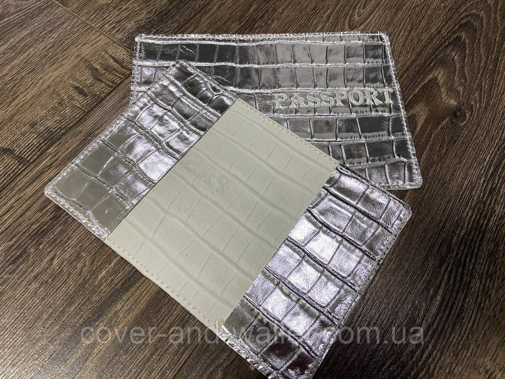 Шкіряна жіноча обкладинка на паспорт сріблястого кольору під крокодила ST Leather Київ - фото 2