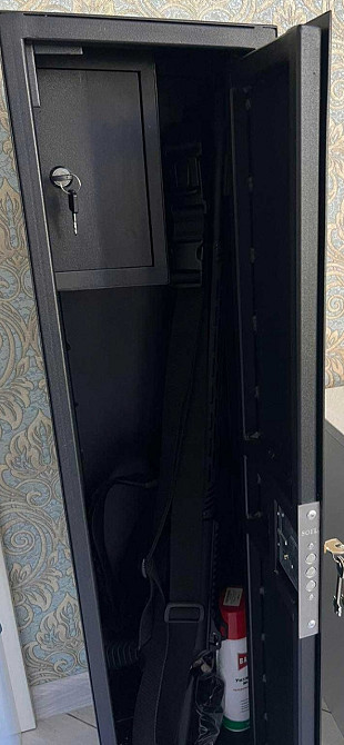 Сейф для оружия,с полкой под 