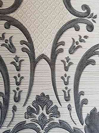 Шпалери вінілові на флізелін Grandeco Montana A45009 метрові вензелі чорні з сріблом на білому під тканина Київ