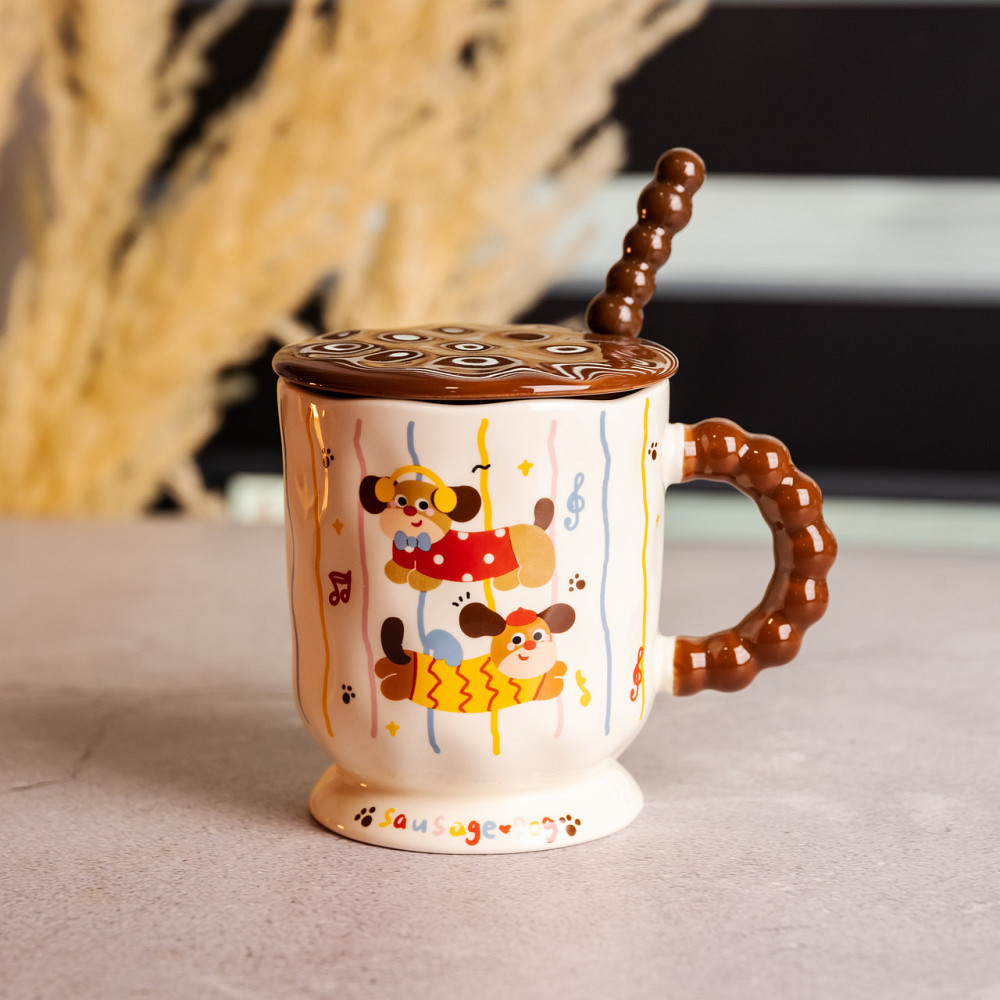 Yiwu Новорічна порцелянова чашка "Весела Такса" з кришкою та ложкою 400 мл, Святкова кружка чаш Коломия - фото 1