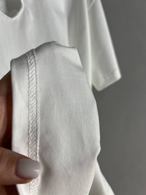 Футболка жіноча A-N 25037 оверсайз подовжена вільний крій виріз серце попереду one size, білий, one size Київ - фото 8