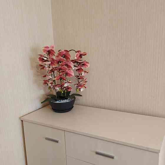 Штучна латексна орхідея VIP у керамічному кашпо кольору антрацит на три гілки персикова Дніпро