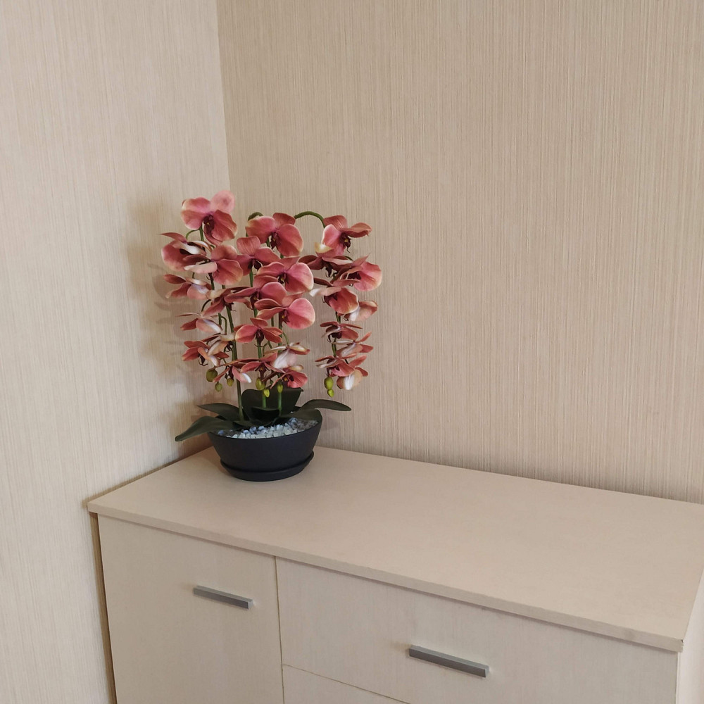 Штучна латексна орхідея VIP у керамічному кашпо кольору антрацит на три гілки персикова Дніпро - фото 2