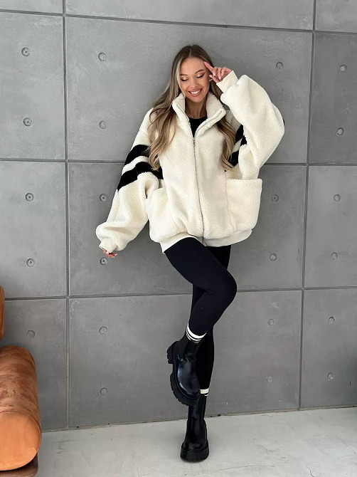 Жіноча тепла оверсайз куртка-бомбер букле на підкладці Молочний Одеса - фото 4