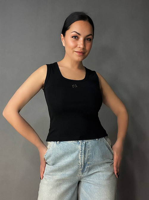 Майка женская A-N 25001 с широкими бретелями и металлическим значком буквы, черный, one size Киев - изображение 1