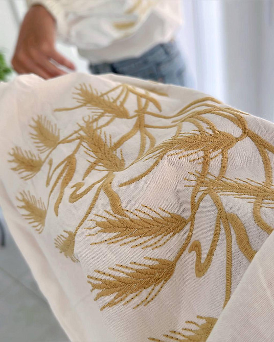 Женская современная праздничная вышиванка-рубашка вышитая золотистыми нитками 80% хлопок, 20% полиэстер. Одесса - изображение 3