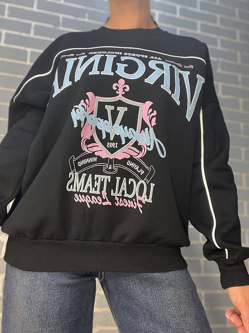 Світшот жіночий OLIVIA 2468 напис попереду VIRGINIA утеплений на флісі модель оверсайз one size, чорний, one size Київ - фото 14