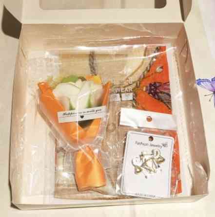 Набір подарунковий: шарф з магнітною застібкою, мило-букет і брошка знак зодіаку в подарунковій коробці Помаранчевий Сміла