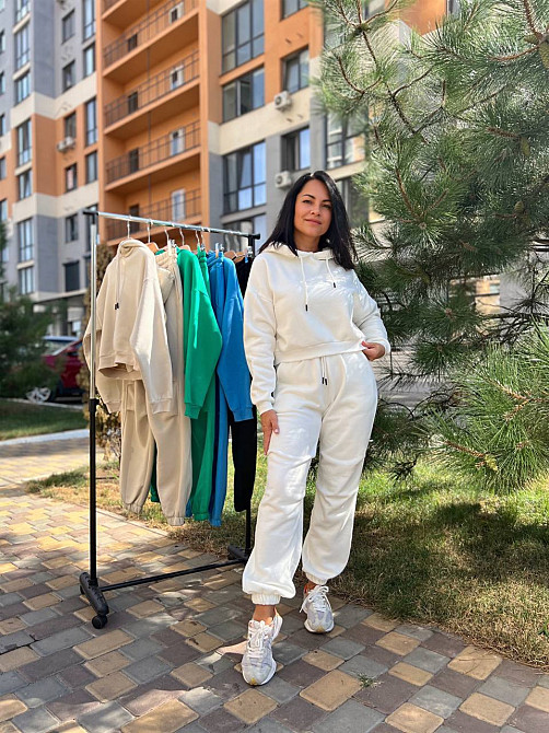Костюм женский Quzen 478-480 короткое худи с капюшоном и брюки джоггеры на резинке флис белый, белый, S Киев - изображение 4