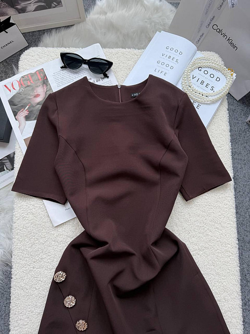 Женское базовое мини платье с декоративными пуговицами креп костюмка Шоколадный, 50/52 Одесса - изображение 4