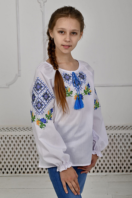 Вышиванка для девочки Ромбы белого цвета с длинным рукавом и синим орнаментом. Сумы - изображение 1