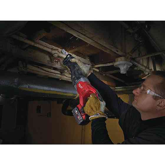 Пила сабельная аккумуляторная MILWAUKEE, M18 BSX-402C (зарядное устройство М12-18 С, 2 аккумулятора М18 В4 4Аг, полотно, кейс) Одесса