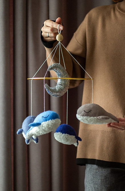 Дитячий мобіль на ліжечко для немовлят ручної роботи WooolyWool «Кити» Київ - фото 2