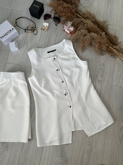 Женский базовый костюм двойка: удлиненный жилет и мини юбка из плотной костюмки Одесса - изображение 6