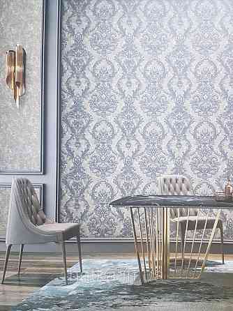 Шпалери вінілові на флізеліні AdaWall Seyyah 1.06х10 вензелю великі структурні сині зі сріблом на сірому Київ