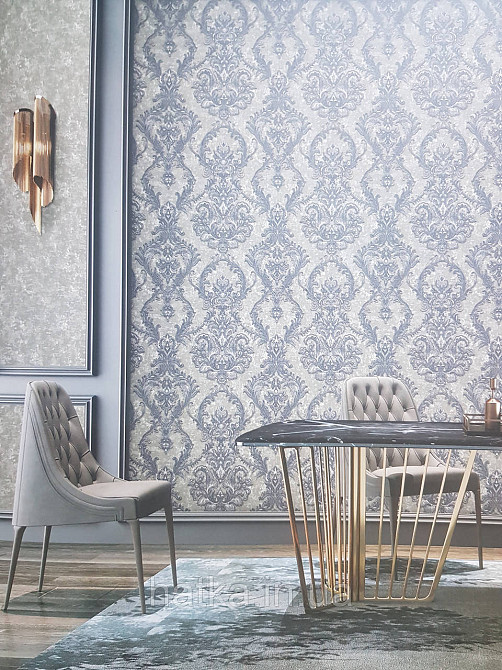 Шпалери вінілові на флізеліні AdaWall Seyyah 1.06х10 вензелю великі структурні сині зі сріблом на сірому Київ - фото 1