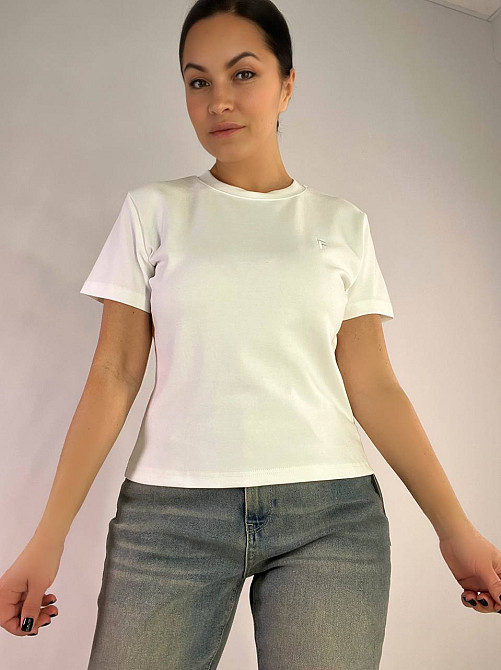 Футболка жіноча A-N 25197 вишивка літера F однотонна базова середня довжина one size, білий, one size Київ - фото 10