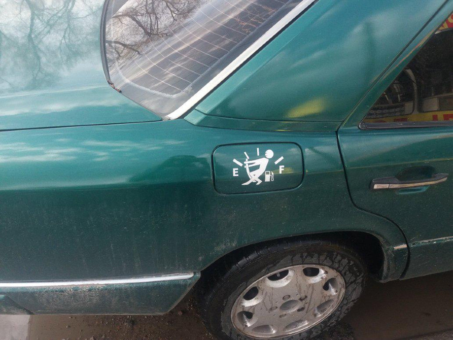 Наклейка на люк бака авто Чорна, Біла Київ - фото 3